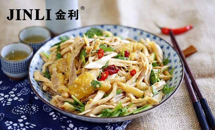 集成灶十大品牌金利：廚房洗碗槽選擇單槽還是雙槽？ 在房屋裝修中，廚房的裝修是很重要的，因為它關系到我們吃的問題；但很多同學裝修完廚房，用了一個月才發現經常出現一些設計問題！下面就帶大家一起來看看這些常見的問題。  廚房洗碗槽選單槽還是雙槽？ 廚房的洗碗槽，分為單槽和雙槽。如果你喜歡東西分開洗的話，選擇雙槽會比較好，因為兩邊可以同時一起洗不同的東西，這樣可以節省一點時間也可以避免一些細菌的相互感染，更加的實用。  可能有的人也會認為單槽使用更加方便，還節省空間，但是雙槽在處理菜品方面，會更加的健康衛生，而且一些垃圾處理器，也只有雙槽也能夠安裝。?當然價格也是我們要考慮的一個問題，雙槽的肯定會比單槽的貴一點，這個是毋庸置疑的事，不過價格也不會相差很多。?  櫥柜臺面沒有做擋水沿 不要小看了臺面前邊的擋水條，它可以避免臺面上的水濺到地上或者你身上，很多人裝修定制臺面的時候沒有想到這點，做完飯地上一地的水，既難收拾，也不安全。  櫥柜下方沒有做櫥柜踢腳板 櫥柜一般都不會設置成直接接觸地面，通常它都會做成懸空的設計，那么在櫥柜完成以后，櫥柜就是懸空的了，底下一部分露出一截。  可能就有朋友覺得難看，于是會裝上一個擋板擋住，這個擋板就叫踢腳板。其實它的作用也是防止櫥柜底部摩擦刮花，延長櫥柜的使用壽命。我們一般常見的櫥柜踢腳板，有不銹鋼、板材、PVC等材質，裝上后能有效的阻擋水分。  而且裝上踢腳板的櫥柜，跟地面的貼合度更高，基本上不留縫隙，一些蟑螂等爬蟲，也無法進入櫥柜內，作用還是挺大的，所以大家如果是準備安裝櫥柜，建議還是裝上踢腳板呢。?  廚房收納沒有規劃設計好 廚房的收納問題一直是大家關心的話題，收納規劃得不好的話，每次做晚飯廚房就跟戰場一樣，一片狼藉。不說吃飯了，就連做飯的人心情都會變得不好。  吊柜不可少：廚房的空間本來就有限，如果增加收納架就會顯得更加擁擠，所以廚房里面吊柜可不能少，時間長了就會知道吊柜的重要性了，可以把廚房里面的雜物放在吊柜里面。  以上四點，在廚房裝修的時候都很容易被大家忽略！所以有裝修需求的小伙伴一定要好好收藏這篇文章啦！