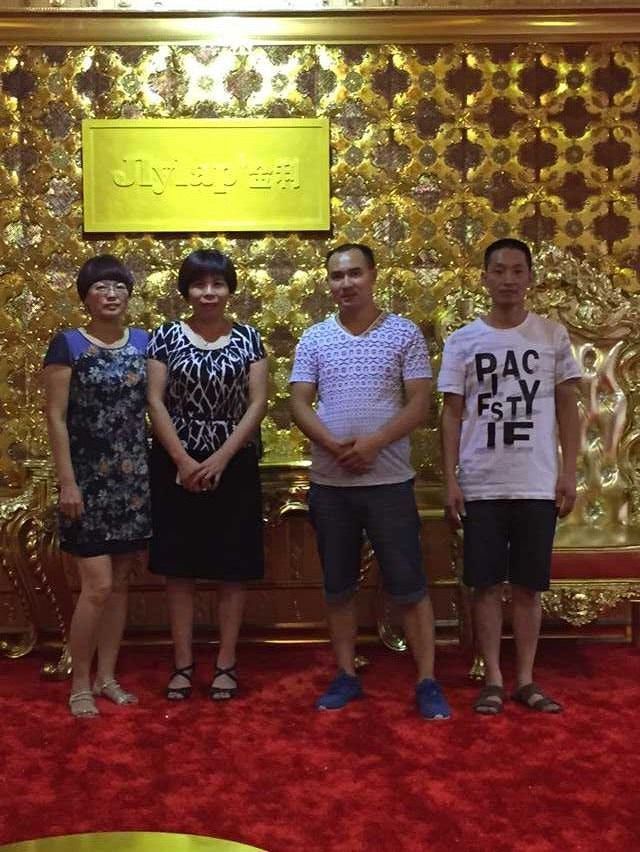 金利集成灶簽約經銷商和公司領導合影