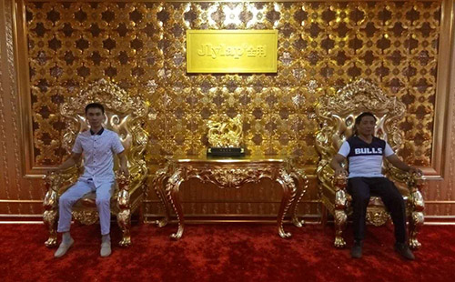 金利集成灶簽約的經(jīng)銷(xiāo)商在公司留影