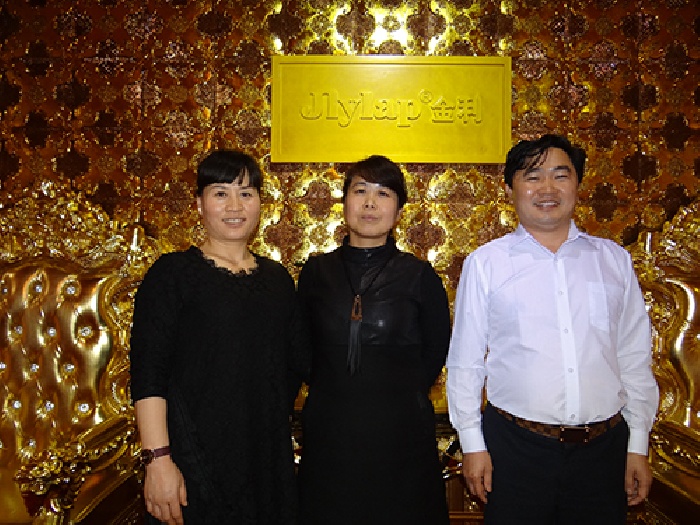 金利集成灶董事長與簽約經(jīng)銷商合影