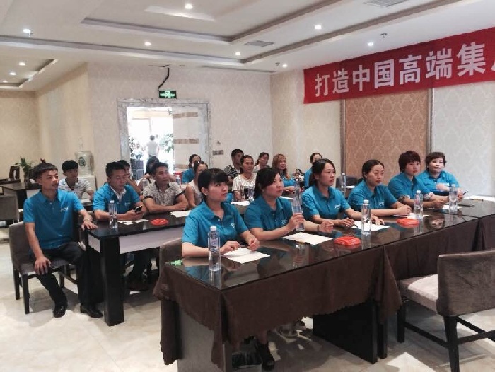 金利集成灶經銷商導購專心聽課畫面