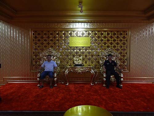 金利集成灶簽約商與公司領導合影
