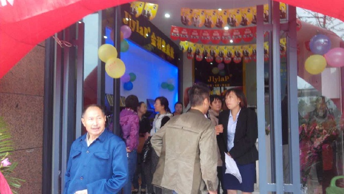 金利集成灶宜賓旗艦店開業眾多消費者畫面