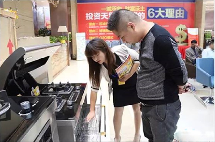 金利集成灶湖北襄陽天貿城開業現場導購為顧客講解產品